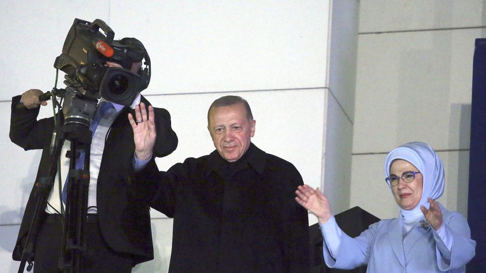 Der türkische Präsident Recep Tayyip Erdogan und seine Frau Emine feierten den Sieg im ersten Wahlgang der Präsidentschaftswahlen in Ankara. Foto: dpa/Ali Unal