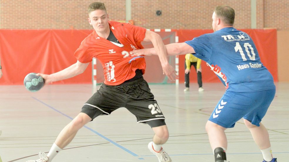 Verbandsliga-Tabellenführer OHV Aurich II (im roten Trikot Jannick Neumann) setzte sich auch gegen den MTV Eyendorf durch. Foto: Bernd Wolfenberg