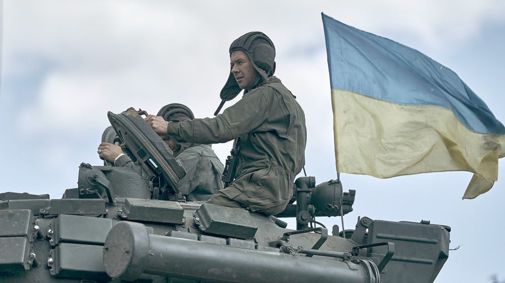 Das Ziel immer im Blick: ukrainische Panzer-Soldaten bei Bachmut. Die in die Streitkräfte gesetzten Hoffnungen sind groß. Foto: picture alliance/dpa/AP/Libkos