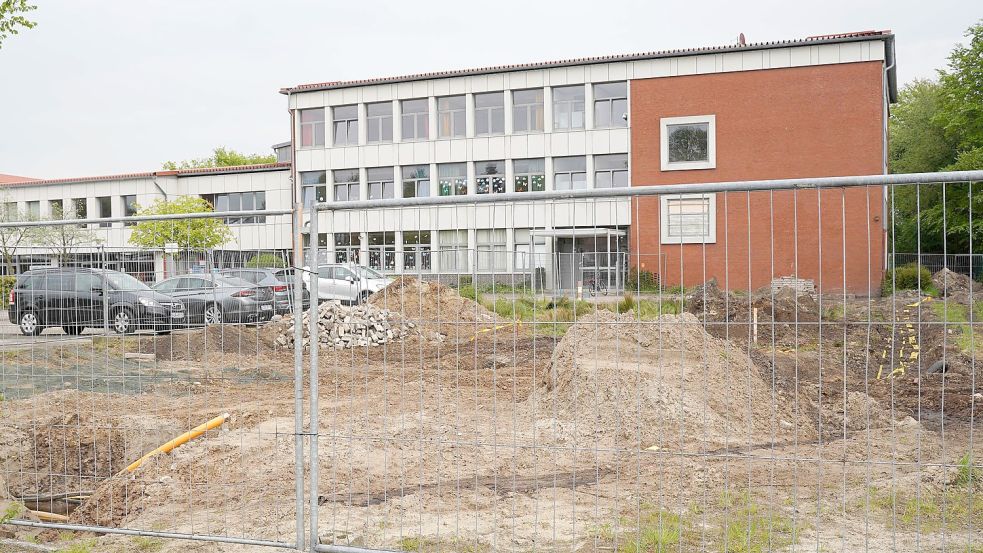 Die Kooperative Gesamtschule bekommt angeschlossen an die rote Klinkerwand einen Anbau mit zwölf zusätzlichen Klassenräumen auf drei Etagen. Foto: Helmut Vortanz