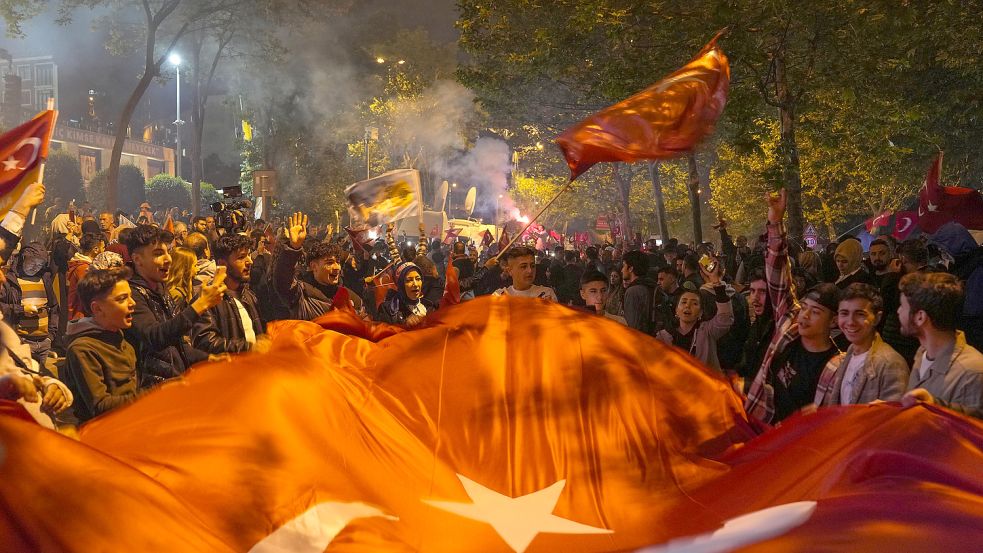 Während die Anhänger von Kilicdaroglu enttäuscht waren, jubelte das Erdogan Lager, wie hier in Istanbul. Foto: dpa/Khalil Hamra