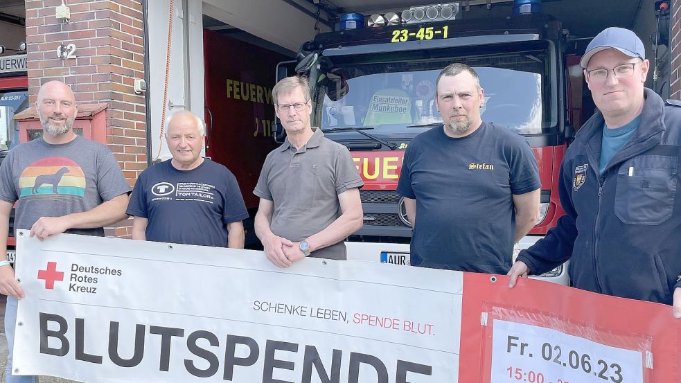 Johann Schoolmann (von links) und Erwin Janssen sind fleißige Blutspender. Organisiert wurden die Aktionen bislang unter anderem von Karl-Heinz Seeberg, der diese Aufgabe nun in die Hände von Stefan Dettmers und Daniel Broer legt. Foto: Andrea Henkelmann