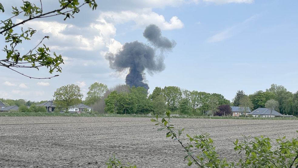 Flugzeugabsturz: Sekunden nach einem dumpfen Knall in Hohn ist die Rauchwolke über dem Flugplatz zu sehen. Foto: LZ