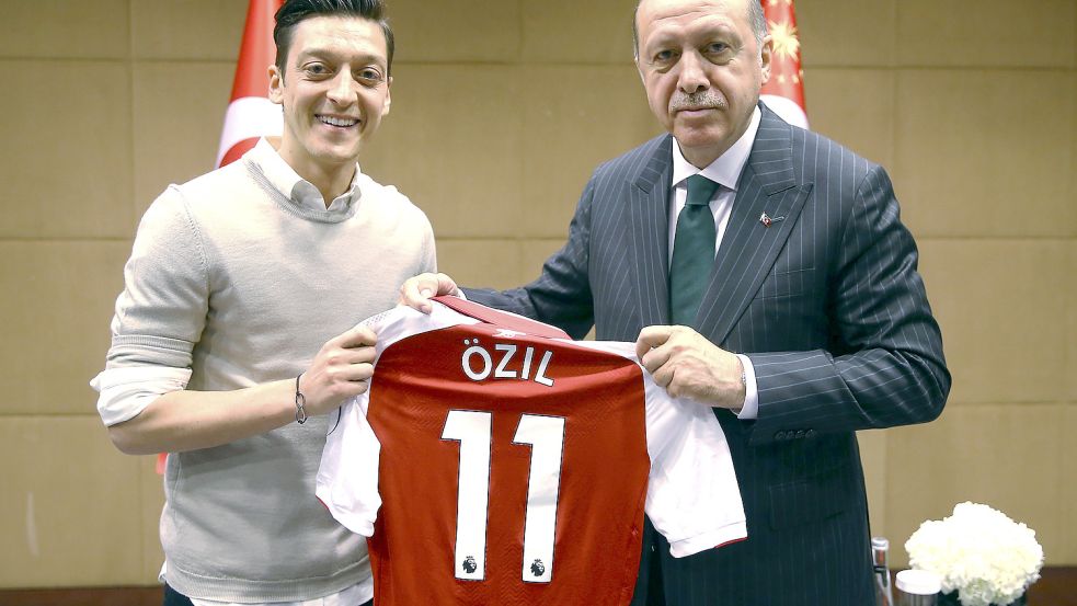 Bei „Hart aber fair“ ging es unter anderem um das Verhältnis von Ex-Fußballer Mesut Özil (links) und dem türkischen Präsidenten Recep Tayyip Erdogan. Foto: dpa/AP