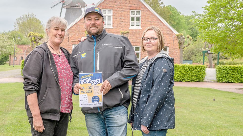Heidi Frerichs (von links), Johannes Hogelücht und Melanie Löning stellten das Programm für das Dorffest vor. Foto: Folkert Bents