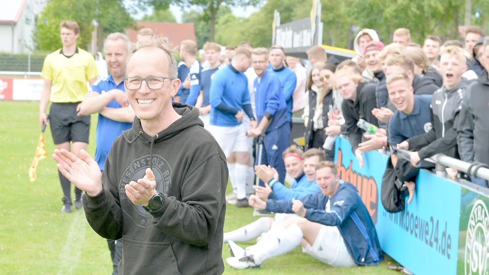 Alwin Tierok-Heddinga feiert mit seinen Spielern und den Zuschauern den Sieg mit Riepe im Kreispokal. Nun kehrt er nach Moordorf zurück.Foto: Bernd Wolfenberg