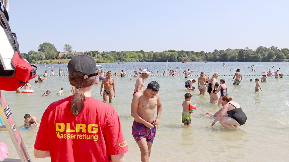 Die DLRG wird auch am Vatertag ein Auge auf Gefahrensituation im Wasser haben. Um den Rest muss sich allerdings ein Sicherheitsdienst kümmern. Foto: Heino Hermanns