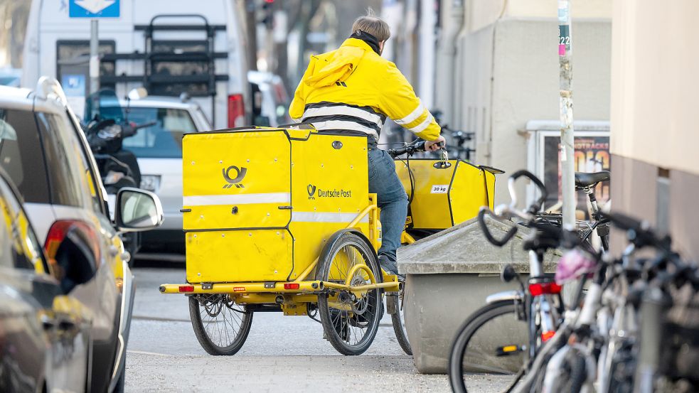 Von Montag bis Samstag werden in Deutschland Briefe zugestellt. Dafür will die Post in Zukunft mehr Geld haben. Foto: dpa/Sven Hoppe