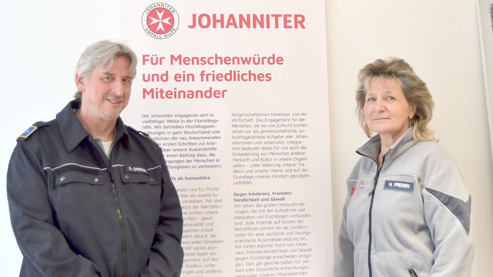 Stefan Greiber, Fachbereichsleiter Marketing und Kommunikation im Regionalverband Weser-Ems der Johanniter, mit Helene Frieden, Dienststellenleiterin des Ortsverbands Aurich und Leiterin der Stabsstelle Integration des Regionalverbands Weser-Ems. Foto: Neelke Harms