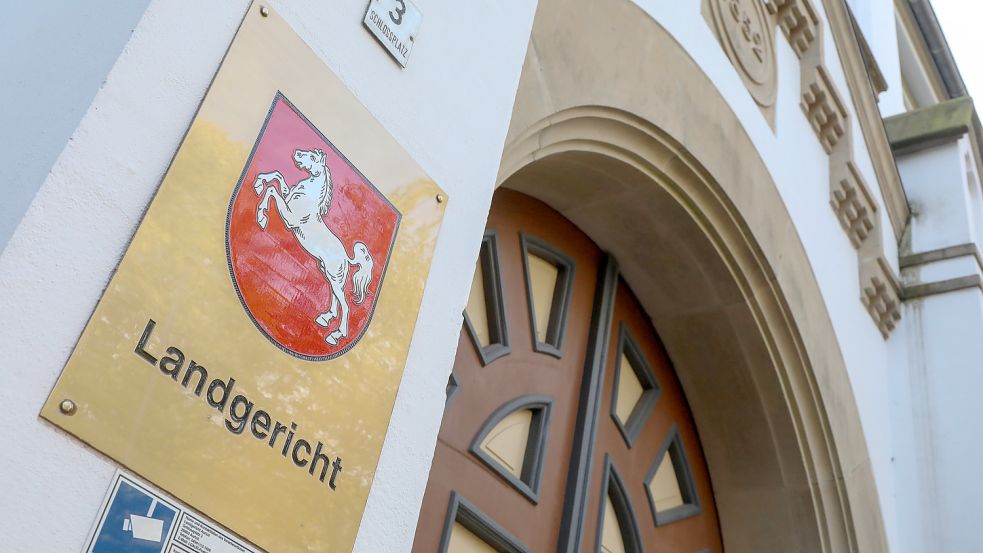 Der Eingang des Landgerichts im Auricher Schloss. Foto: Romuald Banik
