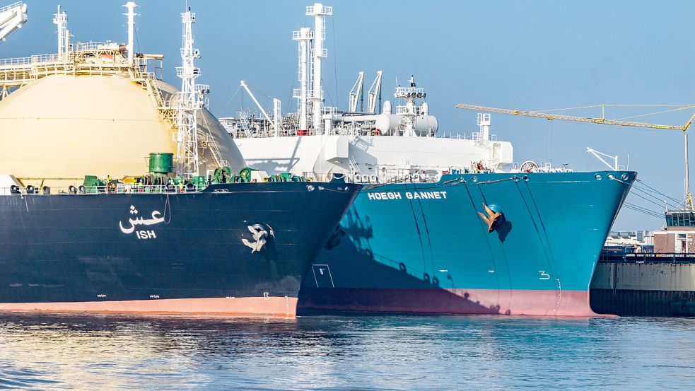 LNG-Frachter am schwimmenden Terminal „Hoegh Gannet“: Besonders beim Verladen von Flüssig-Erdgas ist es laut. Foto: Helge Heggblum
