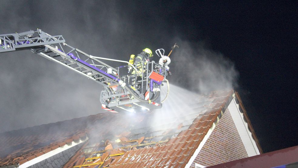 Bei dem Brand in Weener wurde die Drehleiter aus Papenburg eingesetzt. Bei den Löscharbeiten entdeckten die Einsatzkräfte eine Drogenplantage. Foto: Feuerwehr/Joachim Rand