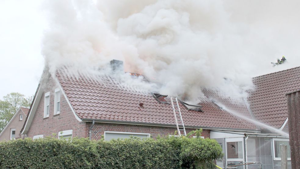 Dichter Qualm drang aus dem Dach des brennenden Wohnhauses. Foto: Feuerwehr/Joachim Rand