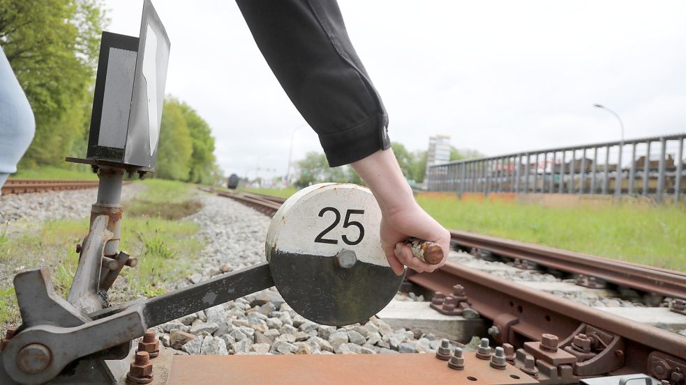 Im Augenblick werden die Weichen für eine Reaktivierung der Strecke Aurich-Emden gestellt. Foto: Romuald Banik