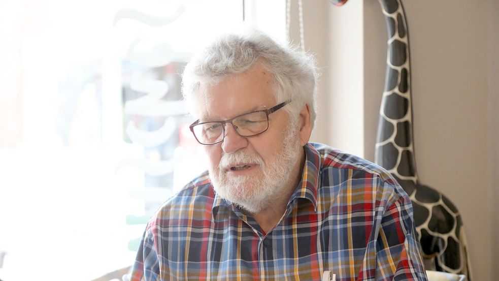 Helmut Wendt ist seit Jahren ein glühender Kämpfer für den Schienenpersonennahverkehr zwischen Aurich und Emden. Foto: Romuald Banik
