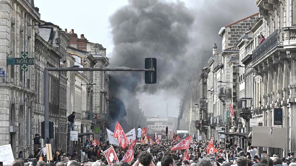 Seit Monaten erschüttern teils gewalttätige Proteste Frankreich. Nun richtete sich die Wut gegen einen Verwandten von Präsident Emmanuel Macron. Foto: Philippe Lopez/AFP/dpa