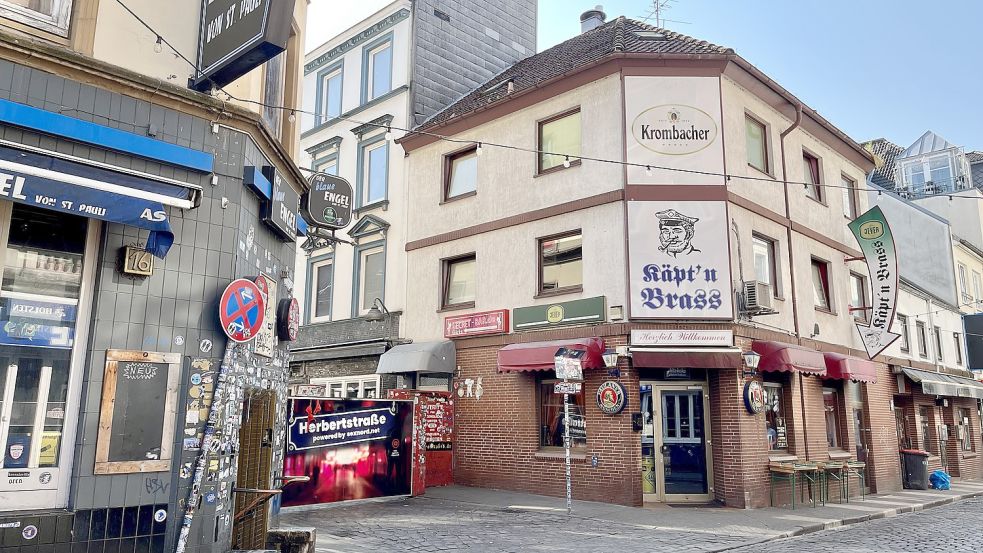 Zum Ensemble gehören das Eckhaus mit der Kneipe „Käpt‘n Brass“ sowie das Haus links dahinter in der Herbertstraße. Foto: Guido Behsen