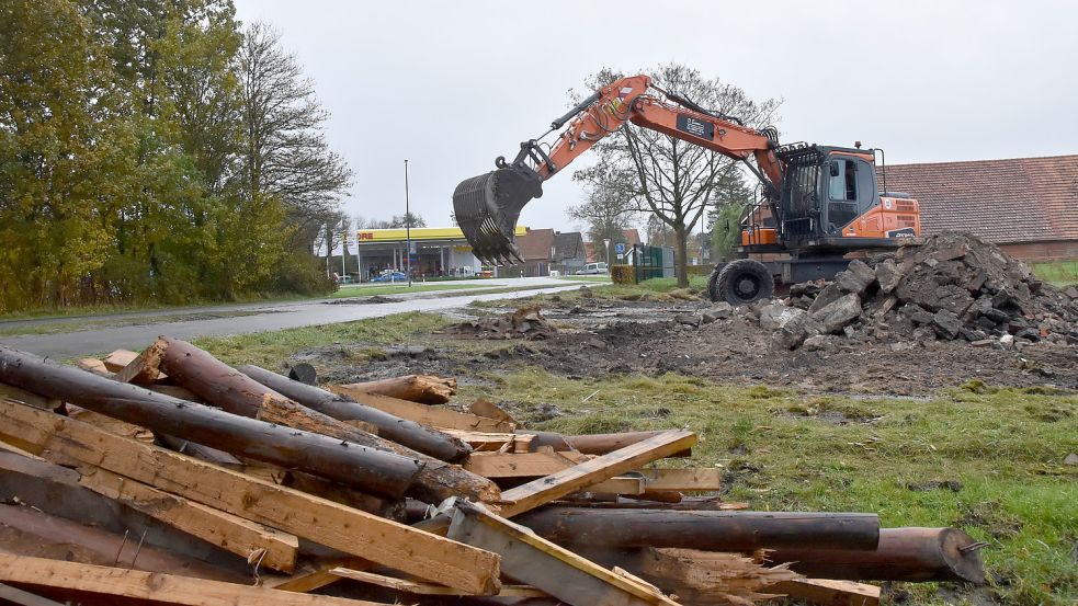 Für die Zufahrt zum neuen Bauland von der Burgstraße in Marienhafe-Tjüche wurde im November 2021 ein altes Wohnhaus abgerissen. Foto: Thomas Dirks