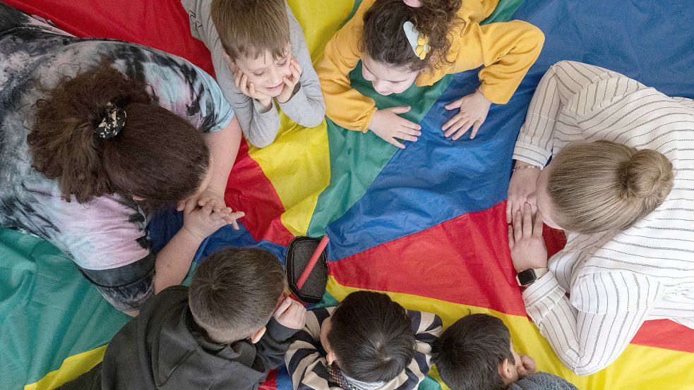 Eines bleibt nach den Verhandlungen zwischen dem Kreis und den Vertretern der Gemeinden aber noch zu tun: Nun müssen die Kommunen noch die Köpfe mit den freien Trägern über Abrechnungsmodalitäten und Standards zusammenstecken. Foto: Marijan Murat/DPA
