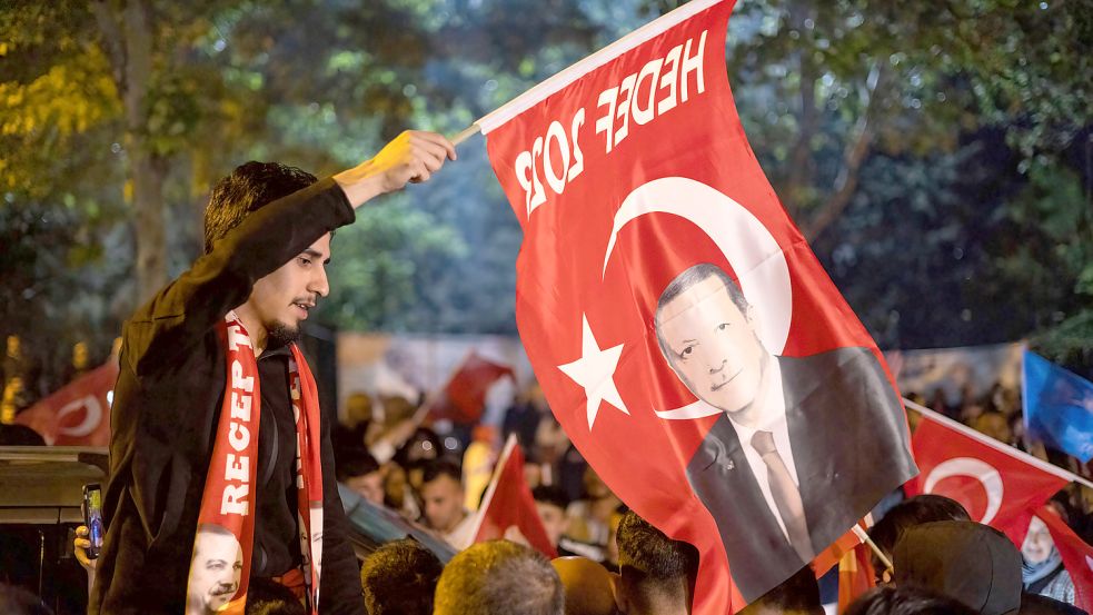 Erdogan-Anhänger versammeln sich vor dem Sitz der AKP in Istanbul vor der Bekanntgabe des endgültigen Ergebnisses der türkischen Präsidentschaftswahlen. Foto: imago/ZUMA Wire
