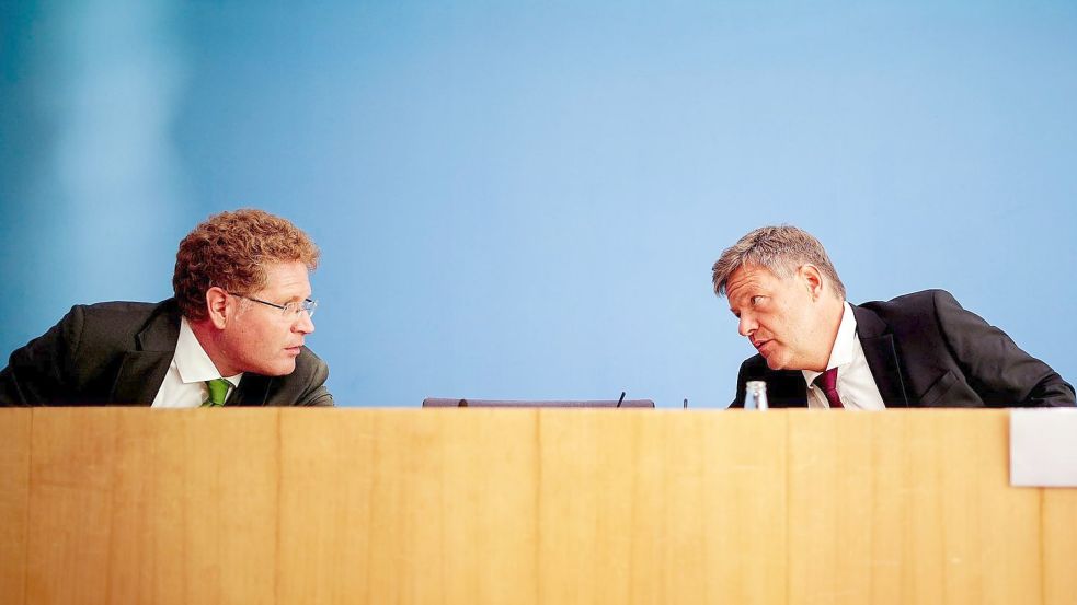 Auseinander: Bundeswirtschaftsminister Robert Habeck (rechts) hat seinen Staatssekretär Patrick Graichen entlassen. Foto: Kay Nietfeld/dpa