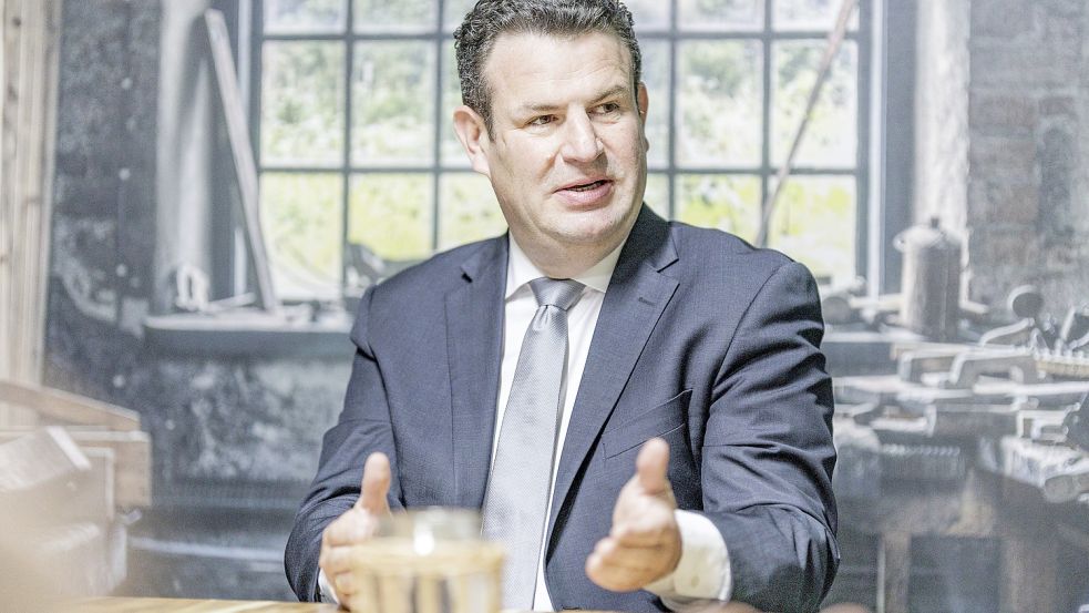 Bundesarbeitsminister Hubertus Heil (SPD) will die Debatte über das Heizungsgesetz „entgiften“. Foto: Axel Heimken / dpa