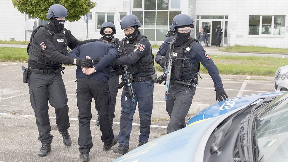 Realistisches Szenario: Einsatzkräfte der Polizei führen den „Täter“ bei der Übung ab. Foto: privat