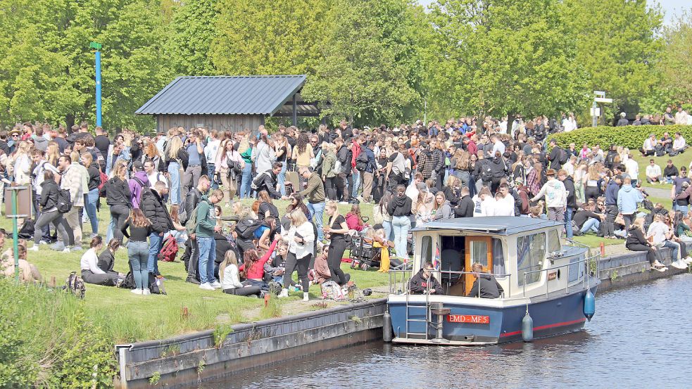 Hunderte Menschen feierten an der Schleuse Kukelorum am Donnerstag ihren Vatertag 2023. Foto: Heino Hermanns