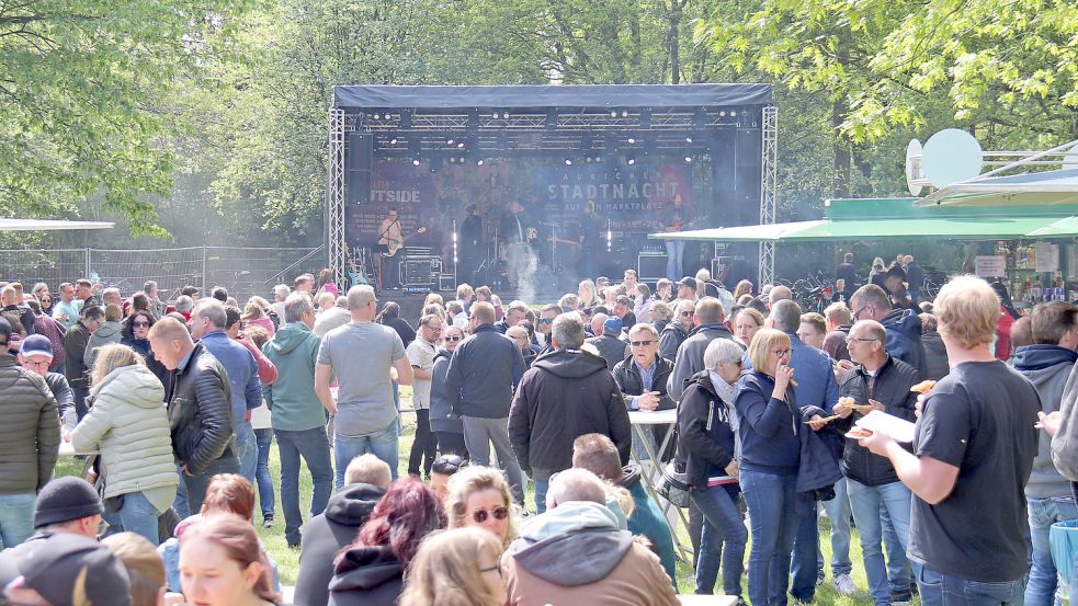 Unter anderem die Band „Sixpack“ stand am Tannenhausener Badesee auf der Bühne am Himmelfahrtstag. Foto: Heino Hermanns
