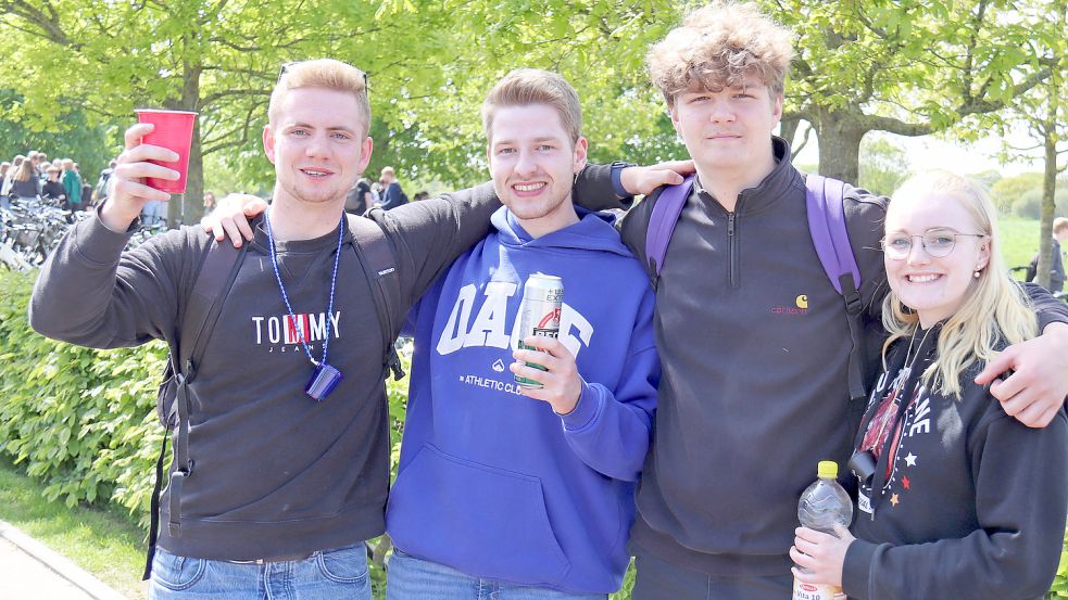 Jelto Harms (von links), Daniel Hinrichs, Mirko Redenius und Jasmin Romaneessen kommen an Himmelfahrt immer zur Schleuse Kukelorum nach Rahe. Foto: Heino Hermanns