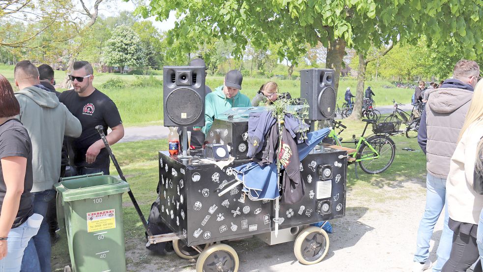 Musik wurde auf dem Bollerwagen mit nach Rahe gebracht. Foto: Heino Hermanns