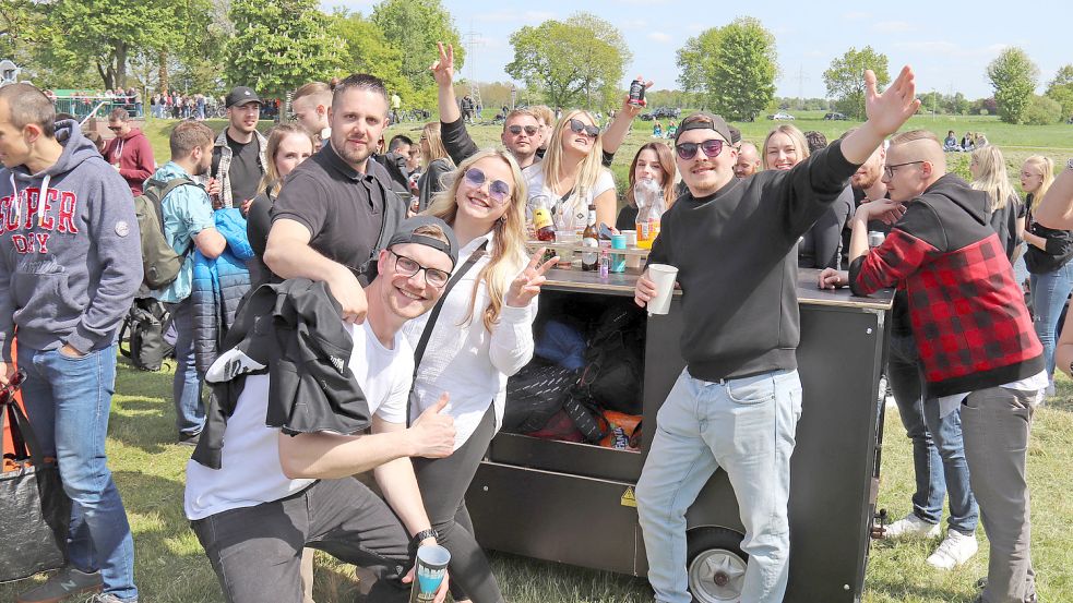 Gut gelaunt waren die Feiernden an der Schleuse Kukelorum. Foto. Heino Hermanns