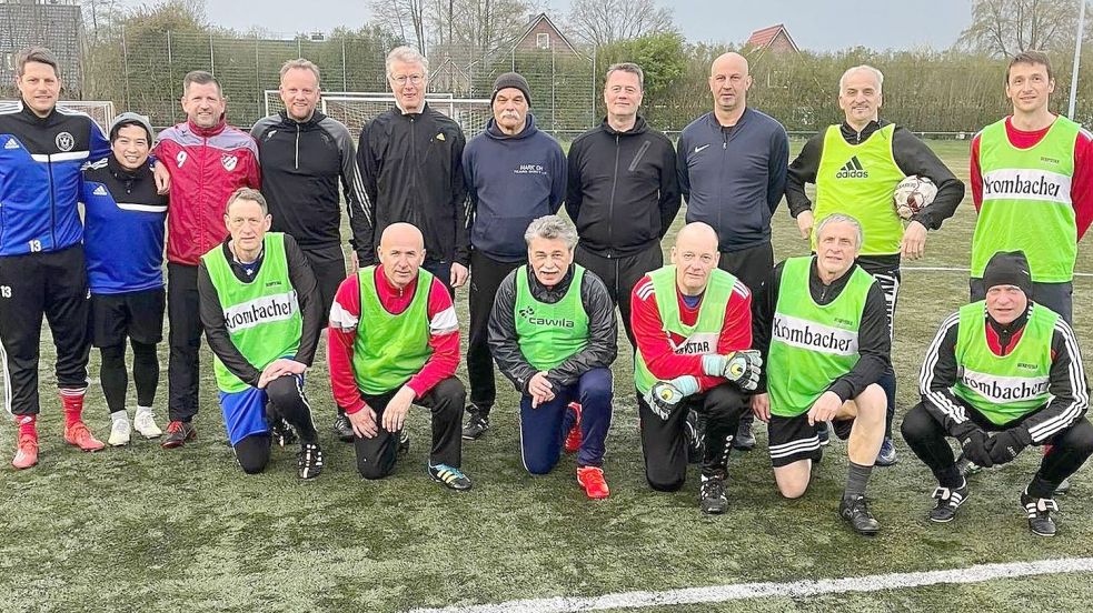 Die Alte Herren-Spieler der SpVg Aurich trainieren wieder auf dem Fußballplatz am Ellernfeld. Ihre Devise: Zügig aufwärmen und dann viel spielen. Dazu gehören Frank Oltmanns (oben von links), Loi Thran, Marcel Mösta, Jan-Hendrik Gastmann, Detlev Löwe, Ernst Wicht, Uwe Hübner, Sokol Kabashi, Nasser Hoxhai, Alexander Saloga. Roland Klaue (unten von rechts), Manfred Hauck, Werner Dirks, Michael Jabke, Ismajli Muharrem, Ronny Bresk. Es fehlen: Jochen Wessels, Marktell Schühler, Heino Jetses, Ole Matzk, Ingo Janssen, Halit Bajrinovci, Jan-Berend Rosenboom, Bayram Bozkurt, Stefan Rammelmann, Nils Orlik. Foto: privat