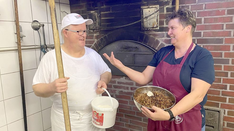 Joachim Meyer und Hannelore Bents in der Backstube an der Mühle. Foto: Holger Janssen