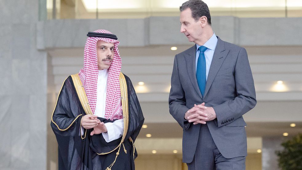 Syriens Präsident Assad (rechts) gemeinsam mit Faisal bin Farhan, Außenminister von Saudi-Arabien. Seit 23 Jahren regiert er in Syrien und führt seit 2011 einen Bürgerkrieg. Foto: Abdulrahman Al-Abdulsalam/dpa/Saudi Press Agency