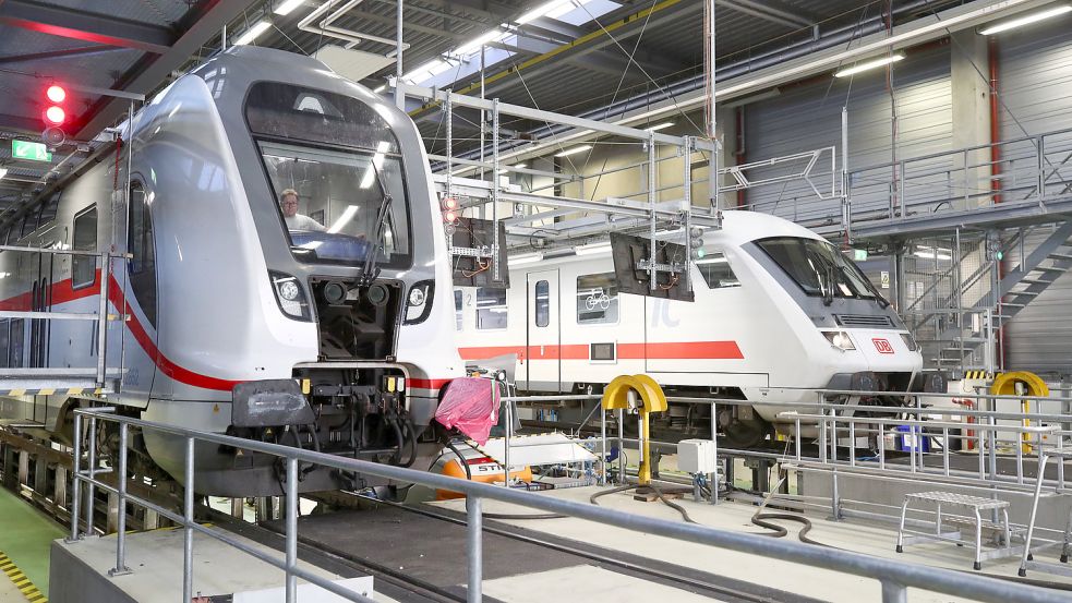 Wagen der Deutschen Bahn stehen im ICE Werk zur Inspektion. Für Reparaturarbeiten soll künftig noch mehr auf 3D-Druck-Technologie zurückgegriffen werden. Foto: dpa/Bodo Schackow