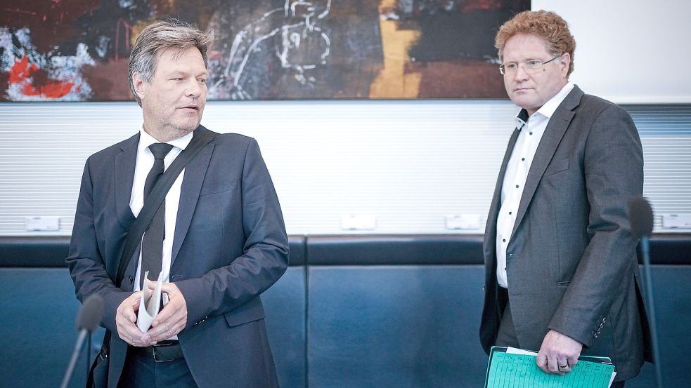 Robert Habeck (links) will rasch einen Nachfolger für seinen entlassenen Staatssekretär Patrick Graichen ernennen. Foto: dpa/Kay Nietfeld