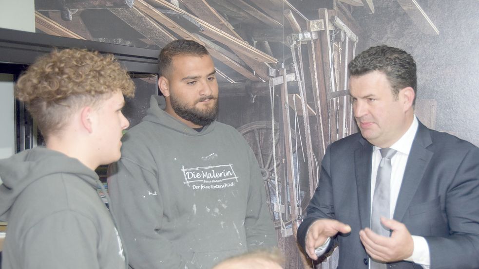 Bundesarbeitsminister Hubertus Heil im Gespräch mit Handwerkern Foto: Dirk Steinmetz