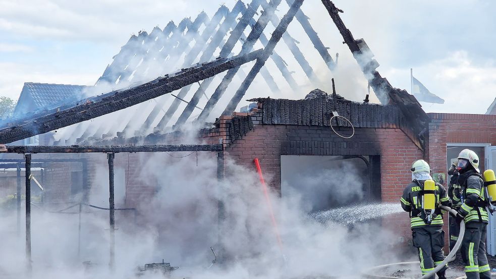 Mehrere Trupps unter Atemschutz bekämpften das Feuer. Foto: Marrick Janssen/Leif Jesko Krumm, Kreisfeuerwehrverband Aurich