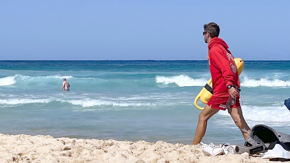 Ein Rettungsschwimmer patrolliert am Strand von Cala Ratjada auf Mallorca. Foto: imago-images/MiS