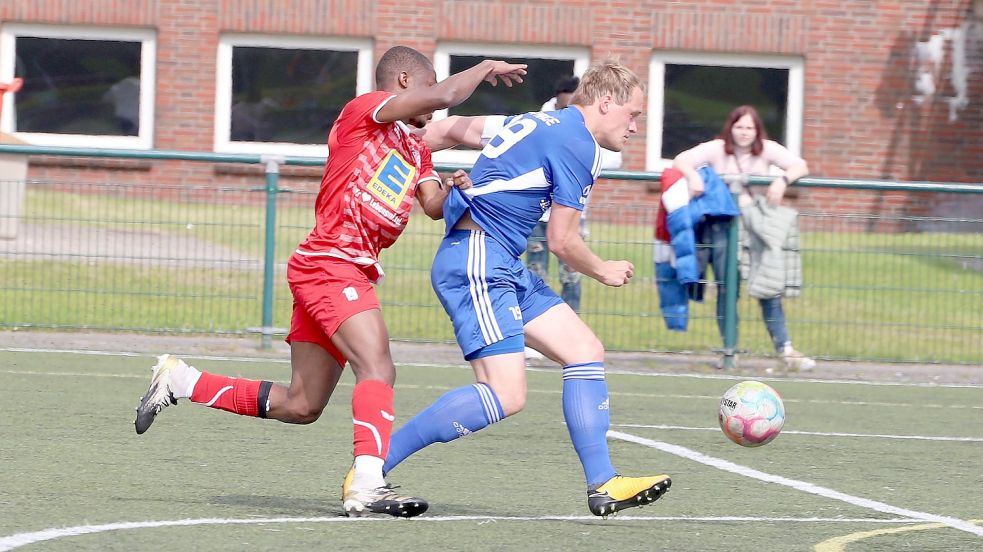 SpVg-Spieler Yahya Berete (links) lieferte sich mit Hendrik Claassen ein Duell.