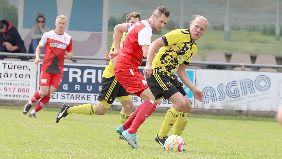 Hauke Specht im Duell mit dem Struddener Thilo Janßen (vorne). Foto: Wilfried Gronewold