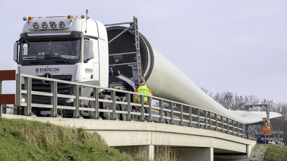 Brücken sind eine besondere Herausforderung für Enercon-Schwertransporte. Foto: Enercon