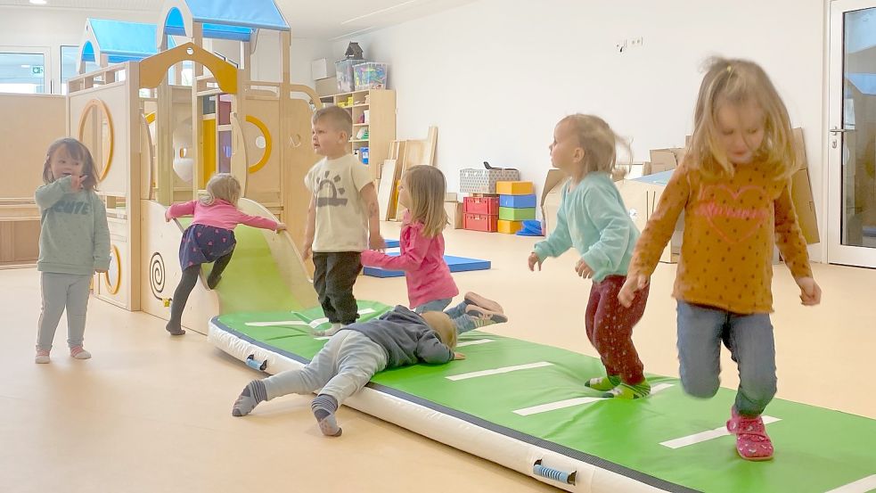 Die Kinder haben die Spiellandschaft im Foyer der Krippe erobert. Foto: Holger Janssen