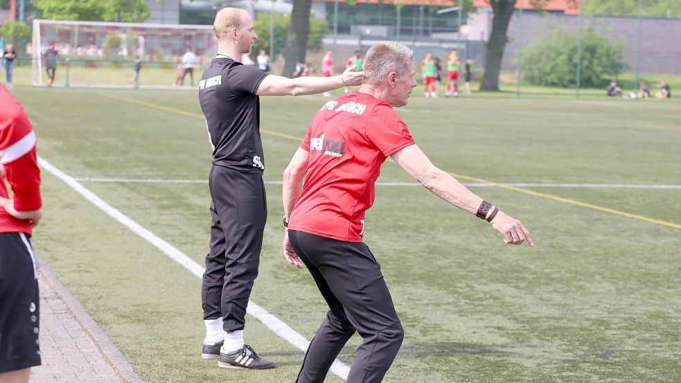Das Auricher Trainergespann mit Uwe Groothuis (rechts) und Steven Liesegang griffen häufig von der Seitenlinie ein, um die Spieler gegen Hage auf Trab zu bringen. Foto: Wilfried Gronewold