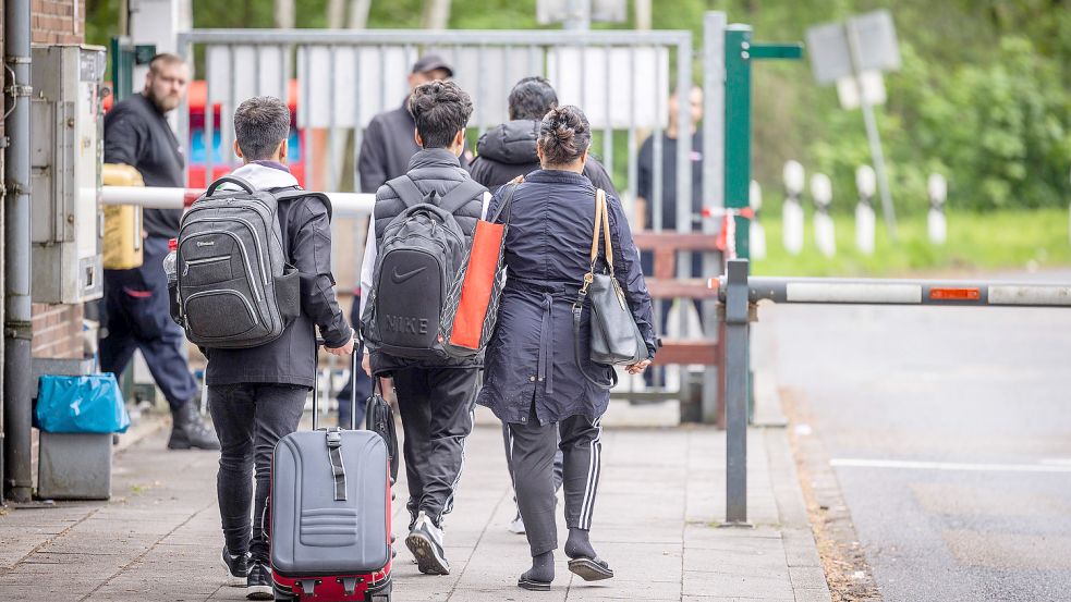 Flüchtlinge erreichen eine Unterkunft. Für viele beginnen in diesem Moment Monate der Ungewissheit. In Rostock begehren jetzt Flüchtlinge gegen die Umstände auf, unter denen sie in Deutschland zumindest vorläufig leben müssen. Foto: Imago Images/epd
