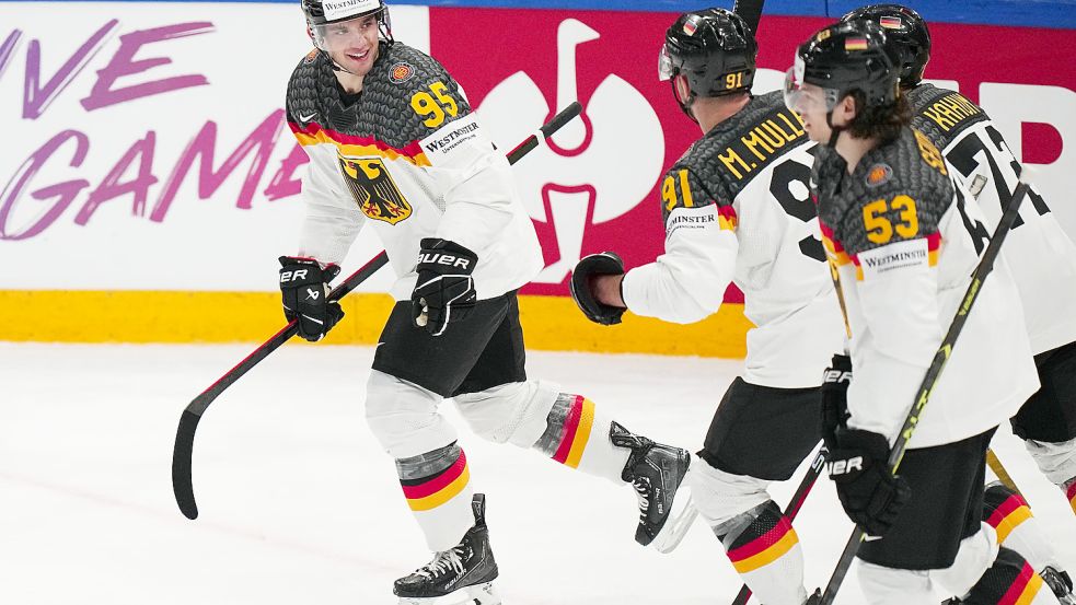 Frederik Tiffels (l) freut sich über seinen Treffer zum zwischenzeitlichen 2:0 für Deutschland. Foto: dpa/AP