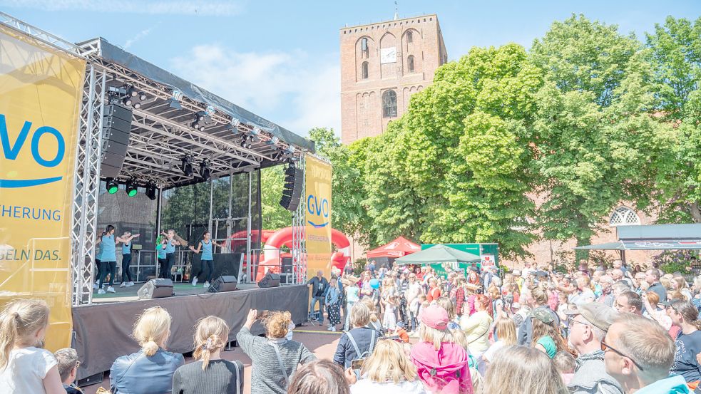 Auf drei Bühnen im Marienhafer Ortskern gibt es beim Marienhafer Straßenfest Musik. Foto: Folkert Bents