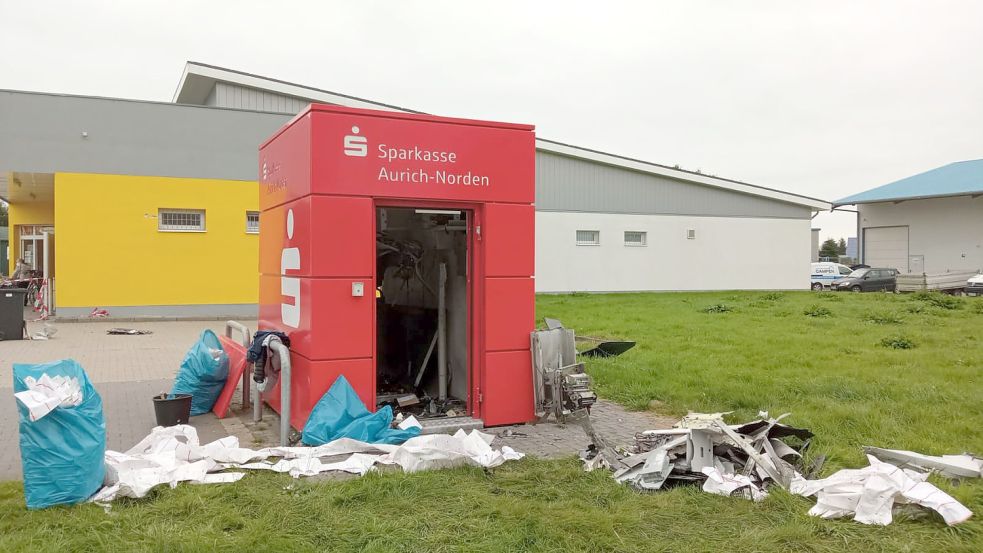 Im September 2021 erfolgte der zweite Angriff auf den Bankautomaten in Riepe. Er wurde gesprengt, die Täter entkamen mit Geld. Foto: Romuald Banik