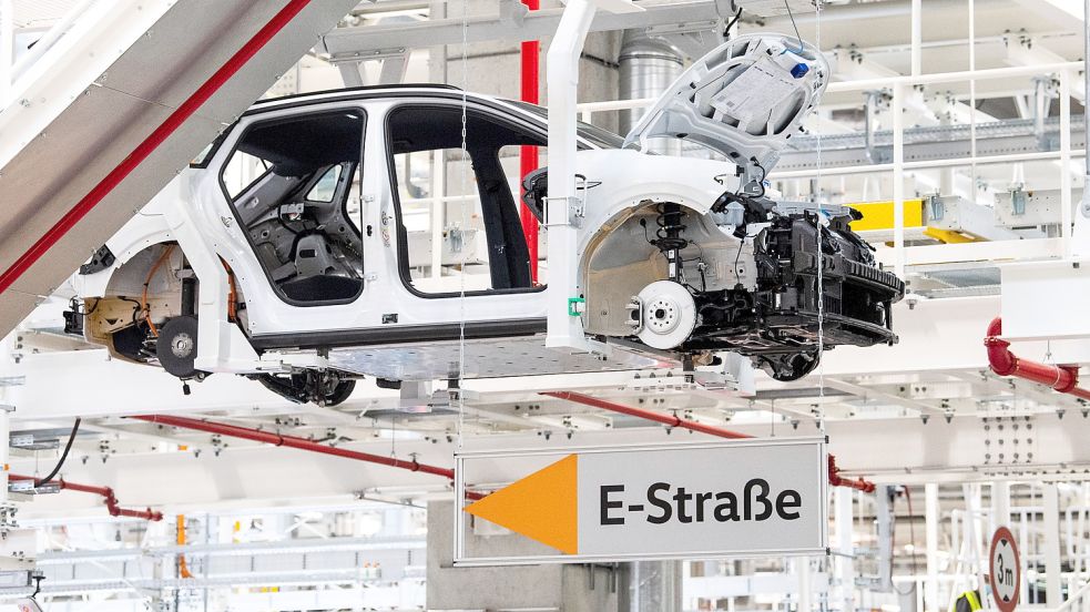 Ein ID 4 in der neuen Montagehalle 20 des Emder VW-Werks. Foto: DPA